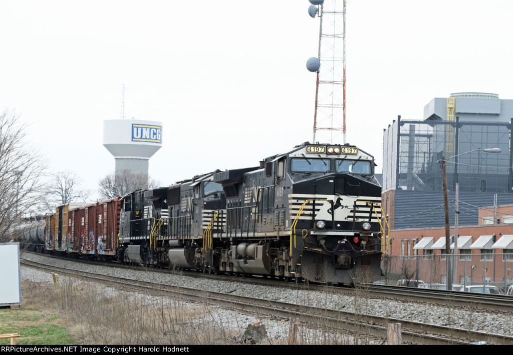 NS 4197 leads train 119 towards the signals at Elm
